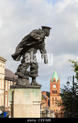 Bronzestatue eines Matrosen am ersten Weltkrieg Gedenkstätte mit Rathaus jenseits in Derry City, Co Londonderry, Nordirland, Vereinigtes Königreich Stockfoto