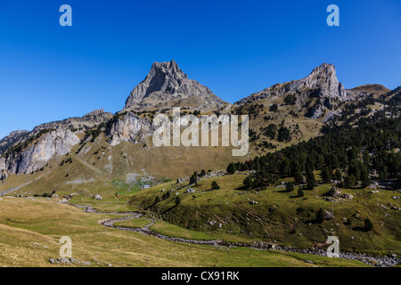 Landschaft in den Bergen der Pyrenäen im Tal von Ossau mit Pic du Midid D'Ossau(2884m) Gipfel in der Ferne. Stockfoto