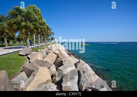 Boulders an der Strandpromenade von South Pointe Park, South Beach, Miami Beach, Florida, USA. Stockfoto