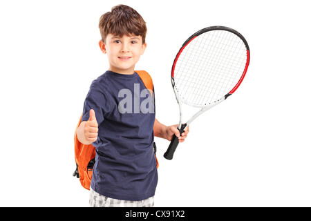 Ein Kind hält einen Tennisschläger und Daumen aufgeben isoliert auf weißem Hintergrund Stockfoto