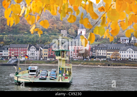 Autofähre über den Rhein zwischen St. Goar und St. Goarshausen im Mittelrheintal, Rheinland-Pfalz, Deutschland Stockfoto