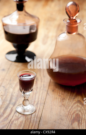 Alte antike Karaffe und Glas Likör. Traditionelle polnische im Alter von Nalewka. Stockfoto