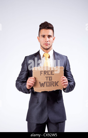 Junger Geschäftsmann mit einem Stück Pappe sagen, freie Arbeit Stockfoto