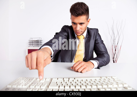 Geschäftsmann in seinem Büro an der Computertastatur eingeben Stockfoto