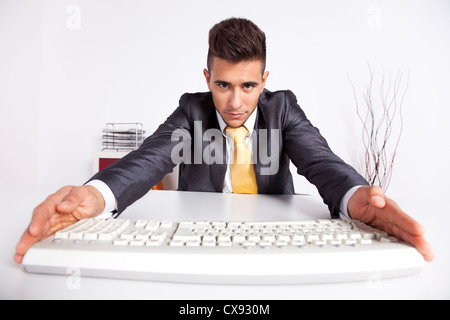 Geschäftsmann in seinem Büro an der Computertastatur eingeben Stockfoto
