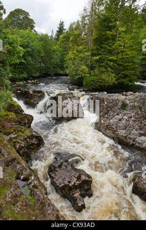 Betws y Coed, Wales, Pont-y-paar Brücke Wasserfälle schauen West von der Brücke. Stockfoto