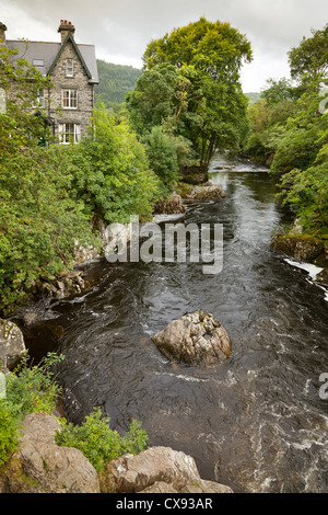 Betws-y-Coed, Wales, Blick von der Brücke Pont-y-Paar. Fluss Llugwy, Blick nach Osten. Stockfoto