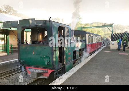 Snowdon Mountain Railway Dampflok am Llanberis Bahnhof warten. Stockfoto