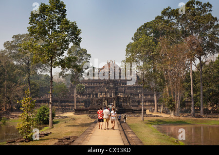 Angkor Tempel Details, Schnitzereien, Blöcke, Touristen Stockfoto