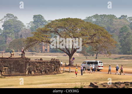 Angkor Elefanten Tempel Details, Schnitzereien, Blöcke, Touristen auf einer Tour. Stockfoto