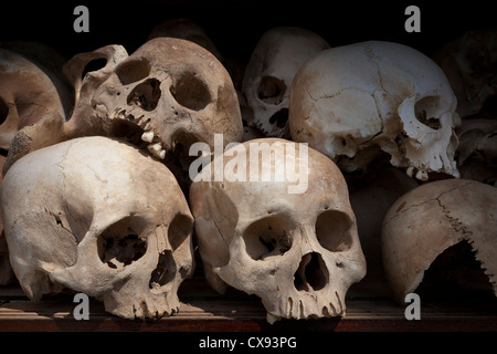 Menschliche Überreste, Shulls in Choeung Ek Völkermord Mitte, südlich von Phnom Penh, Kambodscha. Stockfoto