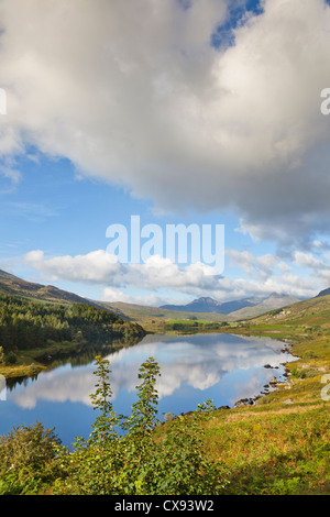 Capel Curig, Blick nach Westen auf die A4086 Lynnau Mymbyr Seen im Vordergrund. Stockfoto