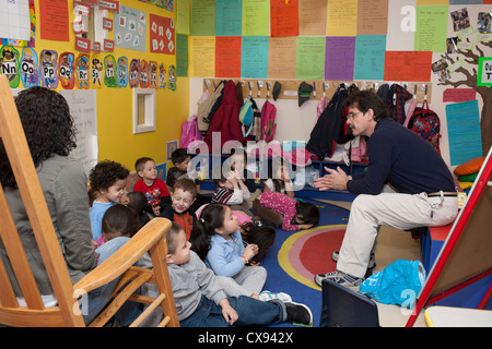 Männliche Erzieherin im Gespräch mit seiner Klasse Stockfoto