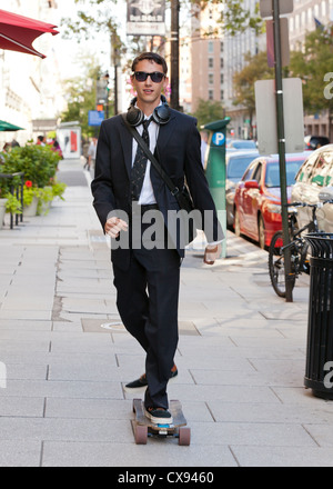 Young Professional Reiten eine Skateboard in der Stadt - Washington DC USA Stockfoto