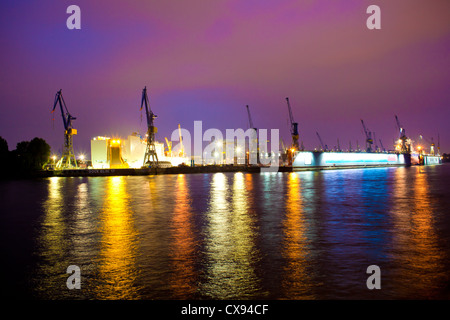 Meer oder Fluss Port in der Nachtzeit Stockfoto