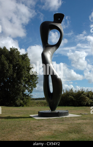 Moores Skulptur "Große innere Form" auf dem Rasen vor Snape Maltings, Suffolk Stockfoto