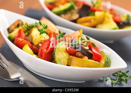 Zwei Schalen mit frischen hausgemachten Ratatouille aus Auberginen, Zucchini, Paprika und Tomaten und gewürzt mit Kräutern Stockfoto