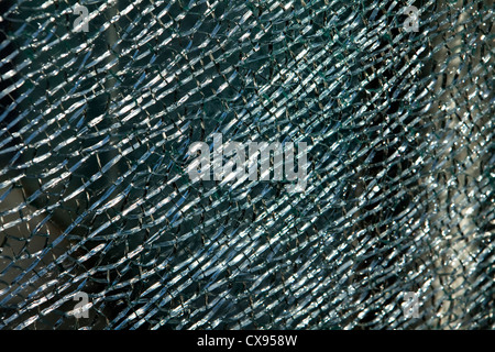 Zerbrochene Fenster aus Sicherheitsglas, Zerbrochenes Sicherheitsglas Stockfoto