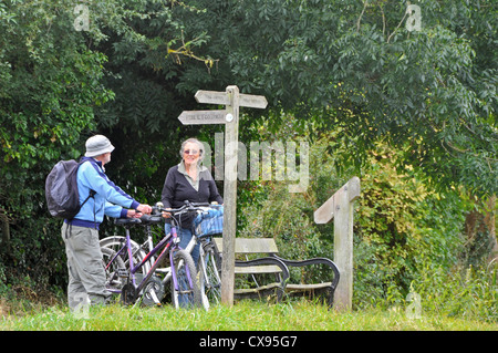 Radfahrer auf dem Weg neben den Chichester Ship Canal in West Sussex Stockfoto