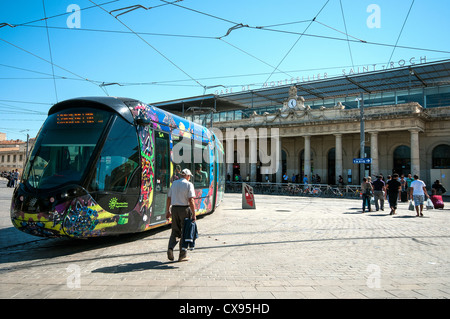 Moderne TaM Straßenbahn vorbei an Saint-Roch Bahnhof in Montpellier, Südfrankreich Stockfoto