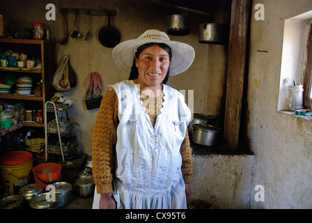 Aymara-Frau im Dorf Tuni, Cordillera Real, Bolivien Stockfoto