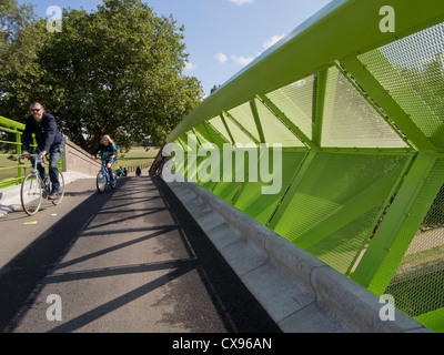 Menschen Sie Zyklus und Regent es Canal gebaut als Teil des Erbes an die Olympischen Spiele 2012 in London durch neue Brücke überfahren Stockfoto