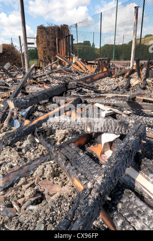 Ein möglicher Akt des Vandalismus Kemsing Dorf Pavillon dem Erdboden gleichgemacht, um den Boden Kohle Holz bleibt das Clubhaus abgebrannt Stockfoto