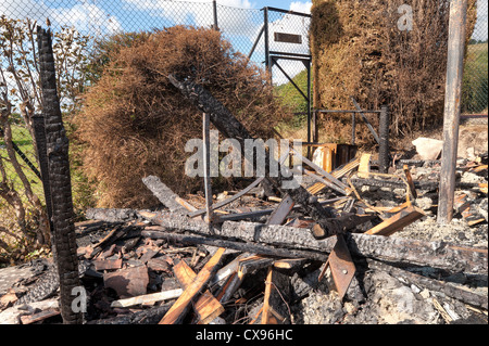 Ein möglicher Akt des Vandalismus Kemsing Dorf Pavillon dem Erdboden gleichgemacht, um den Boden Kohle Holz bleibt das Clubhaus abgebrannt Stockfoto