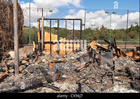 Ein möglicher Akt des Vandalismus Kemsing Dorf Pavillon dem Erdboden gleichgemacht, um den Boden Kohle Holz bleibt das Clubhaus abgebrannt Stockfoto