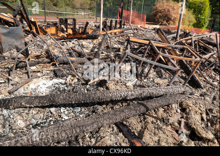 Ein möglicher Akt des Vandalismus Kemsing Dorf Pavillon dem Erdboden gleichgemacht, um den Boden Kohle Holz bleibt das Clubhaus abgebrannt Stockfoto