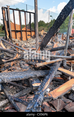 Ein möglicher Akt des Vandalismus Kemsing Dorf Pavillon dem Erdboden gleichgemacht, um den Boden Kohle Holz bleibt das Clubhaus abgebrannt Stockfoto