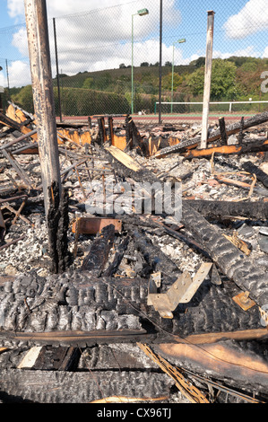 Ein möglicher Akt des Vandalismus Kemsing Dorf Pavillon dem Erdboden gleichgemacht, um den Boden Kohle Holz bleibt das Clubhaus abgebrannt Stockfoto