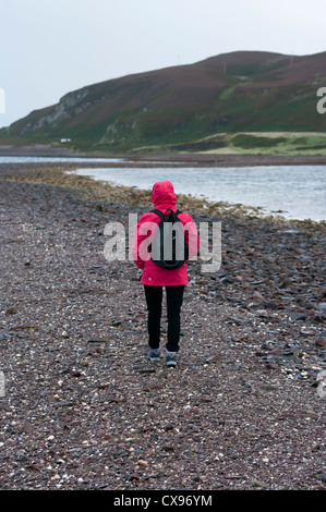 Rückansicht einer Person Frau Davaar Insel Schottland heraus zu tragen Kleidung Wandern und Rucksack Stockfoto