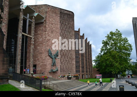 Die Ruinen der Kathedrale von Coventry während der Blitz im Zweiten Weltkrieg bombardiert mit der neuen Kathedrale gebaut neben den Ruinen Stockfoto