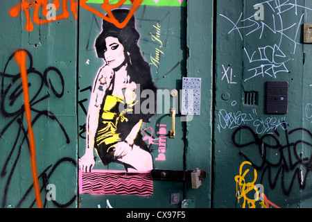 Graffiti an einer Tür in Camden mit Amy Winehouse Stockfoto