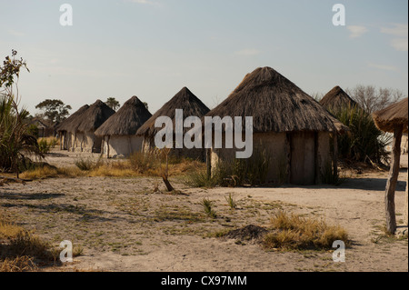 Afrikanisches Dorf mit strohgedeckten Rondavel Hütten in der Okovonga-Delta-Region von Botswana Stockfoto