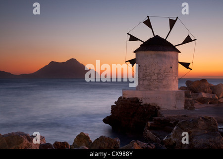 Windmühle am Hafen von Aigiali Amorgos Insel in Griechenland Stockfoto