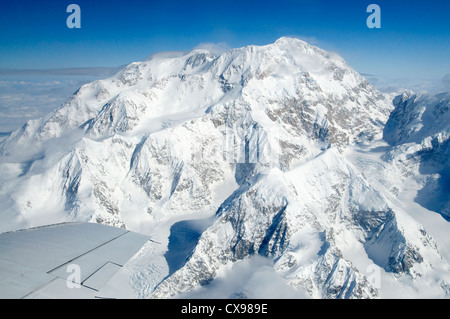 Der Denali Nationalpark in Alaska bietet schöne Berg- und Gletscher-Landschaften aus der Luft. Stockfoto