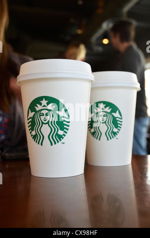 2 Starbucks Kaffee trinken in Becher zum mitnehmen Stockfoto