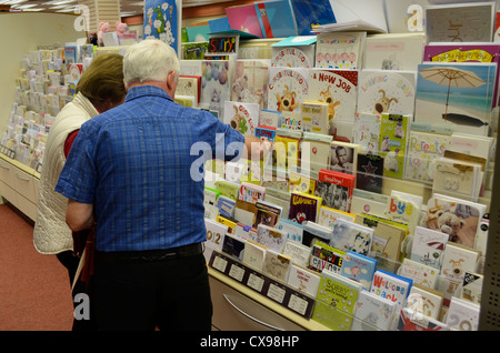 Älteres Ehepaar, die Auswahl einer Karte in Clintons Stockfoto