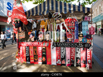 Stall Inhaber Verkauf von Liverpool Football Club Erinnerungsstücke St Johns Shopping Precinct Liverpool 1 Stockfoto
