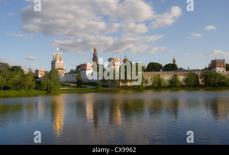 Sonnenuntergang an den Wänden des Nowodewitschi-Kloster Stockfoto