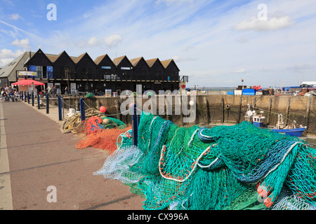 Whitstable Hafen-Szene mit bunten Fischen Netze und traditionellen Auster wirft auf North Kent Küste in Whitstable Kent England UK Großbritannien Stockfoto