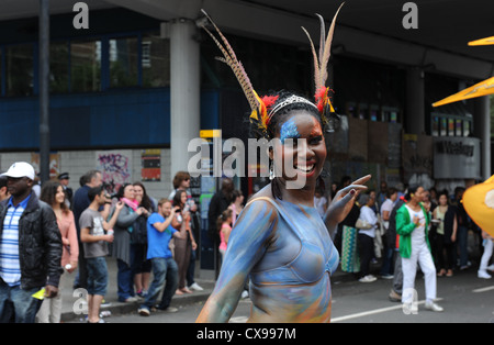 Frau-Künstler in der Parade in Notting Hill Carnival auf Montag, 27. August 2012. Stockfoto