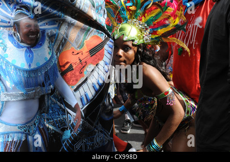 Frau in bunten Kostümen tanzen in Notting Hill Carnival auf Montag, 27. August 2012 Stockfoto