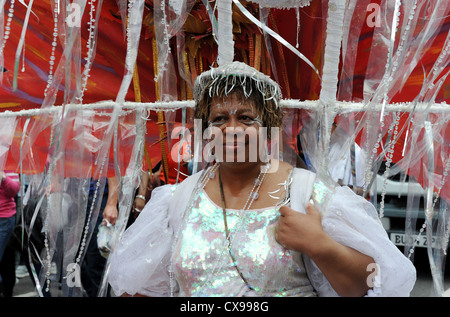 Frau im Kostüm zu Notting Hill Carnival auf Montag, 27. August 2012. Stockfoto