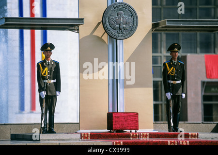 Mitglieder der zeremonielle Garde außerhalb des kirgisischen nationalen staatlichen Museums, Ala-Too-Platz, Bischkek, Kirgisistan Stockfoto