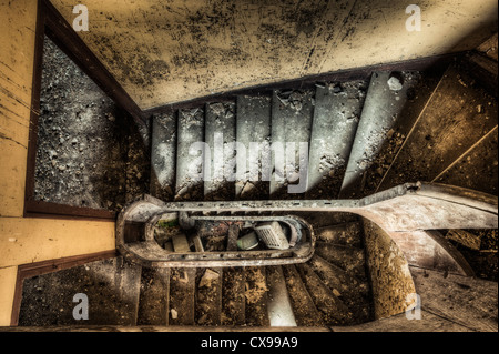 Treppe mit gruseligen verlassenen Haus Stockfoto
