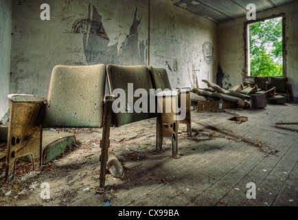 Verlassenes Haus innen mit alten Sitze Stockfoto