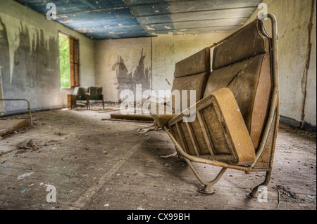 Verlassenes Haus innen mit alten couch Stockfoto